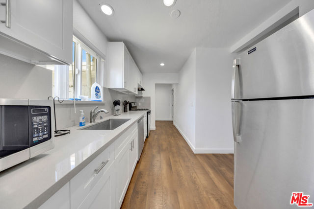 1286 W 39th Place, Los Angeles CA: https://media.crmls.org/mediaz/481ce81a-33bb-41d3-8e02-fb5259133919.jpg