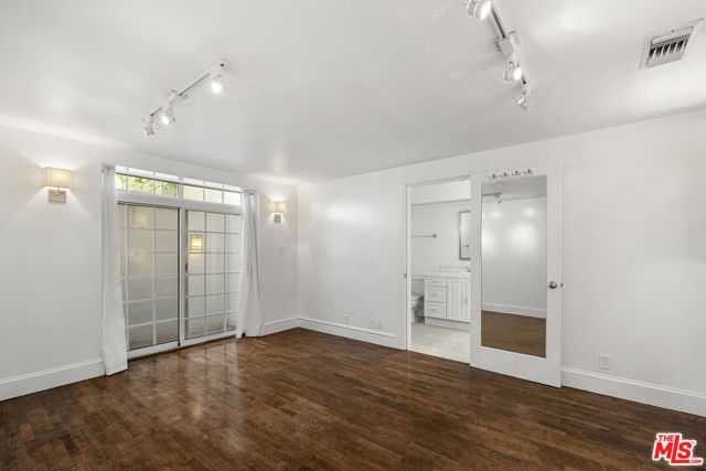 803 N Rexford Drive, Beverly Hills CA: https://media.crmls.org/mediaz/481d7e8f-1cf3-4c21-b71c-32efe4035aa3.jpg