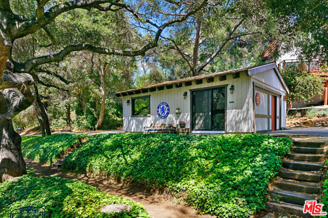 25813 Dark Creek Road, Calabasas CA: https://media.crmls.org/mediaz/481d8de4-eada-4eb7-8bbd-78a385e42c50.jpg
