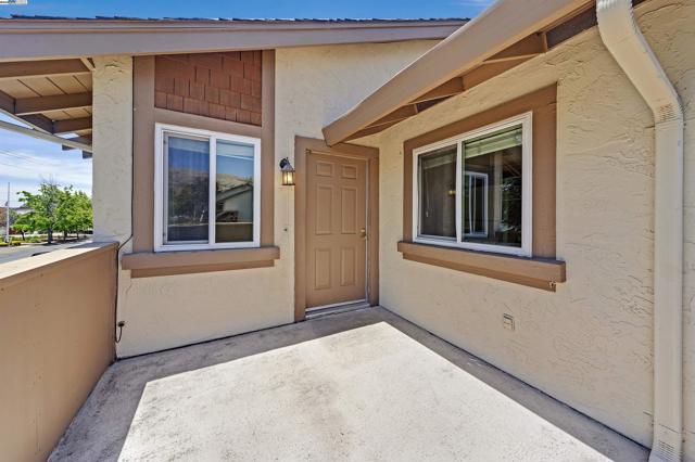 136 Hackamore Ln, Fremont CA: https://media.crmls.org/mediaz/481d9130-0b72-4b44-863b-7eeb418fa1fe.jpg