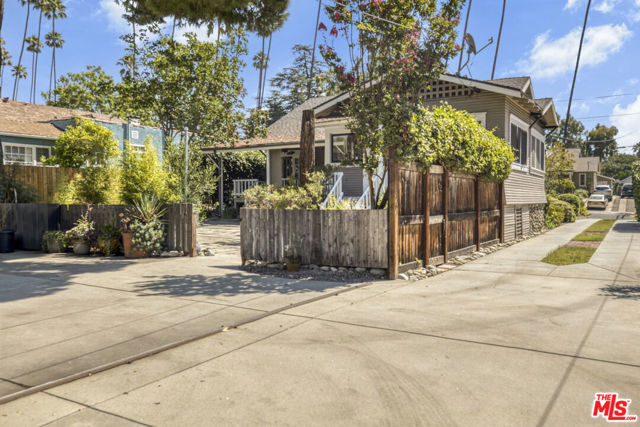 991 Palm Terrace, Pasadena CA: https://media.crmls.org/mediaz/481da69c-9ce7-4489-8426-4267abb5c6e3.jpg