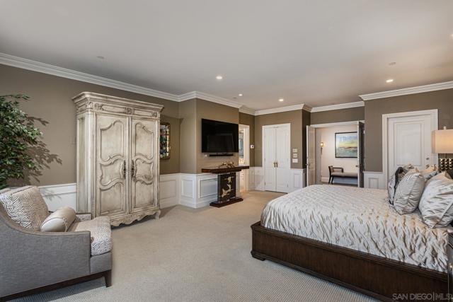 700 Front St, San Diego CA: https://media.crmls.org/mediaz/481dd1b1-5648-4e11-912b-8e58db03fb5b.jpg