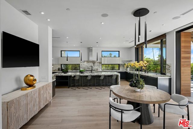 455 Castle Place, Beverly Hills CA: https://media.crmls.org/mediaz/481e6454-a870-4e7d-b52a-1edba1380dfe.jpg