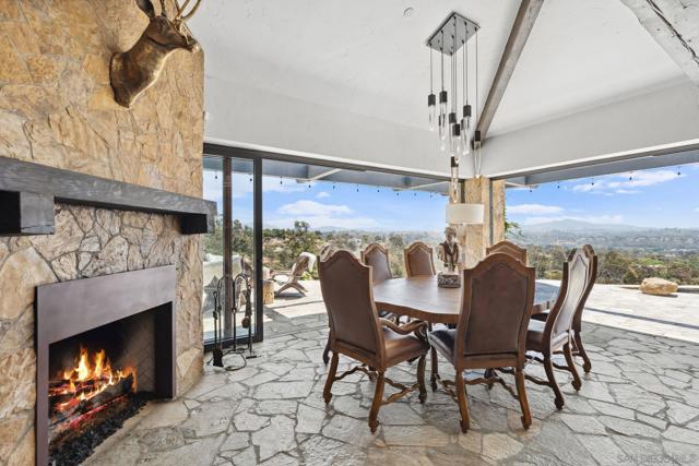 5653 Linea Del Cielo, Rancho Santa Fe CA: https://media.crmls.org/mediaz/481e85e0-3319-4621-adb2-3b95ce58c5c8.jpg