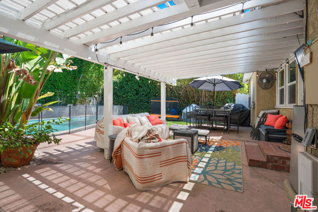 5146 Topanga Canyon Boulevard, Woodland Hills CA: https://media.crmls.org/mediaz/481ef8d8-12ba-4da2-b467-910d27b24742.jpg