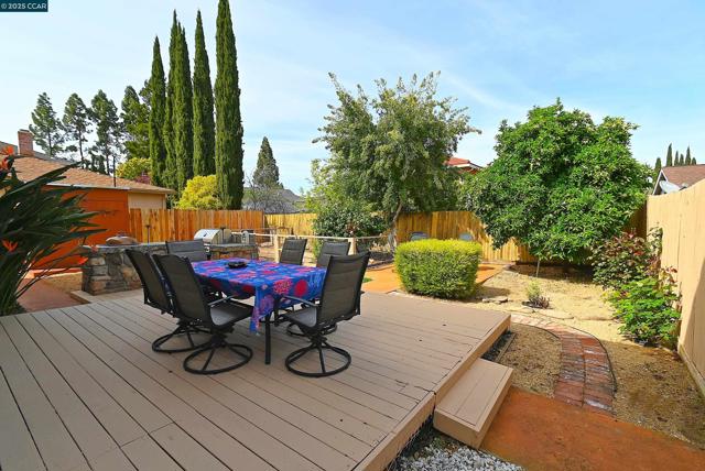 5091 Saint Celestine Ct, Concord CA: https://media.crmls.org/mediaz/48204bf7-6014-4527-8d63-308ad08823e0.jpg