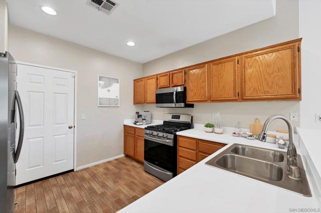 6342 Citracado Cir, Carlsbad CA: https://media.crmls.org/mediaz/4820a19b-d060-4996-a875-2a1aa2074106.jpg