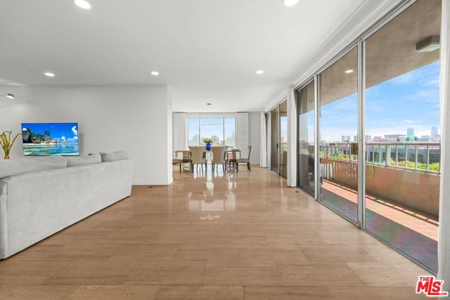 339 N Palm Drive, Beverly Hills CA: https://media.crmls.org/mediaz/4820b963-1824-4108-827b-54e059263a5d.jpg