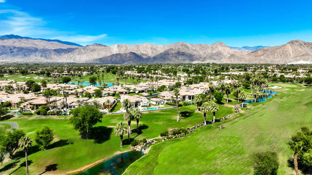 79840 Rancho La Quinta Drive, La Quinta CA: https://media.crmls.org/mediaz/482378cb-b2f9-4285-bfbc-4797399261ac.jpg