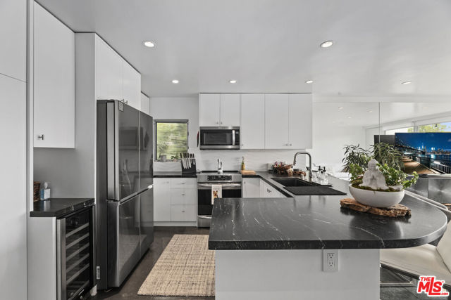 520 Strand Street, Santa Monica CA: https://media.crmls.org/mediaz/48245e07-9cec-4ea3-9352-3d05fce0c394.jpg