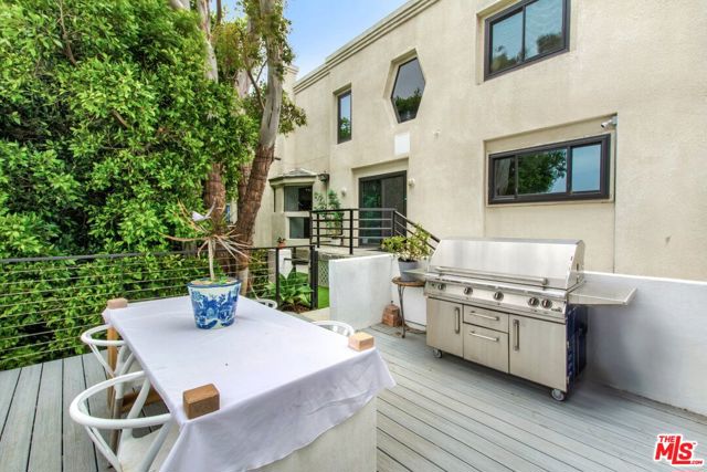 4223 Don Carlos Drive, Los Angeles CA: https://media.crmls.org/mediaz/48246355-682e-4bd2-a36b-7ada3cc5a14d.jpg