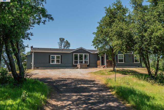 21679 Squaw Grass Trail, Redding CA: https://media.crmls.org/mediaz/482470ef-5e9f-4b85-b7f0-18fc71189b94.jpg