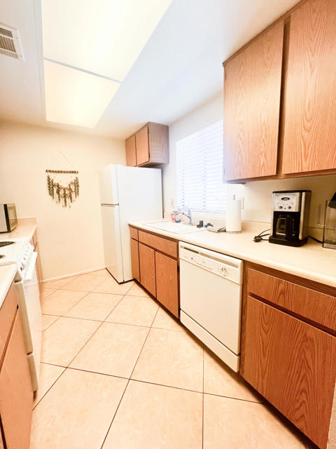 40513 Bay Hill Way, Palm Desert CA: https://media.crmls.org/mediaz/48257949-7e8c-4629-8fe0-0ee56453c580.jpg