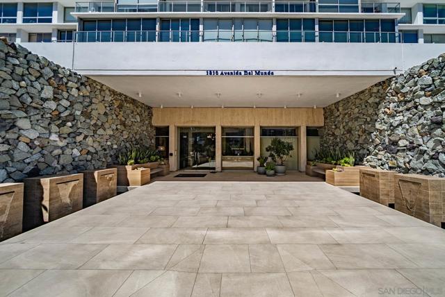 1810 Avenida Del Mundo, Coronado CA: https://media.crmls.org/mediaz/482814bc-b2d9-44cd-9815-e5ba8ada9e14.jpg