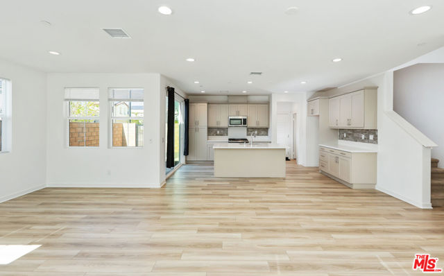 13889 Bell Way, Fontana CA: https://media.crmls.org/mediaz/4828f90d-b07d-4e56-a0d3-c9ad7e651f89.jpg