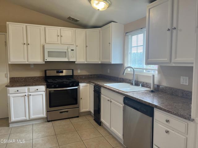 731 Tudor Circle, Thousand Oaks CA: https://media.crmls.org/mediaz/482a40ad-86a5-4535-9d60-a0208b3e9225.jpg