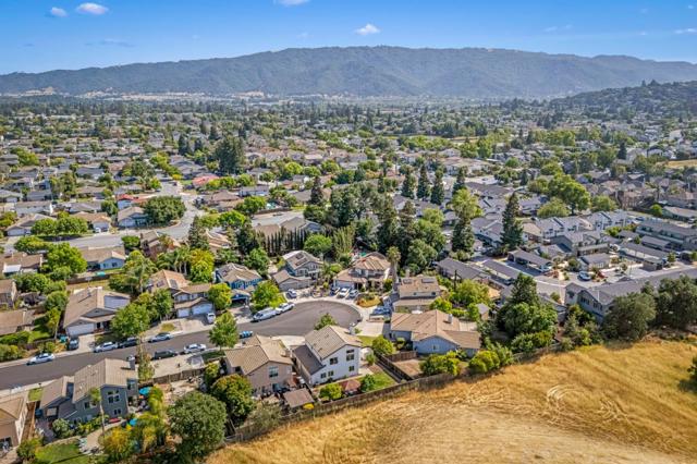 9082 Spencer Court, Gilroy CA: https://media.crmls.org/mediaz/482a88d9-51f6-4853-a64d-484f184fd61a.jpg