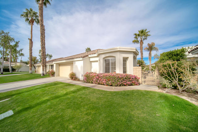 43512 Via Magellan Drive, Palm Desert CA: https://media.crmls.org/mediaz/482bfeb1-8c3f-4766-8f28-cf34f6bd69f2.jpg