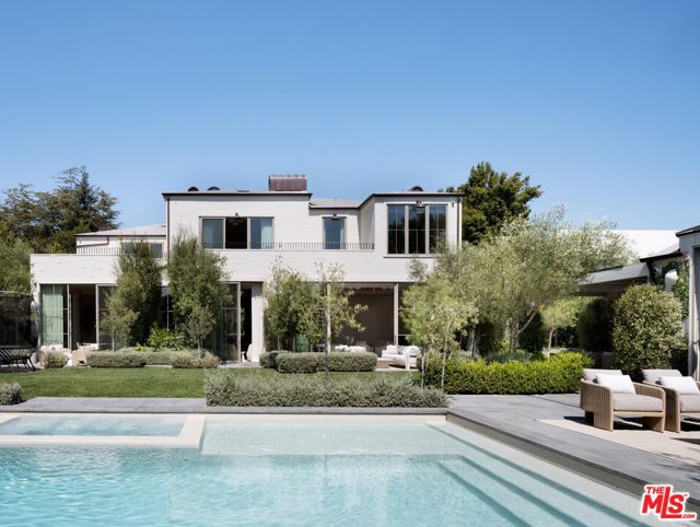 127 S Burlingame Avenue, Los Angeles CA: https://media.crmls.org/mediaz/482d6a89-56c9-4e90-958e-35a5b6094c4e.jpg