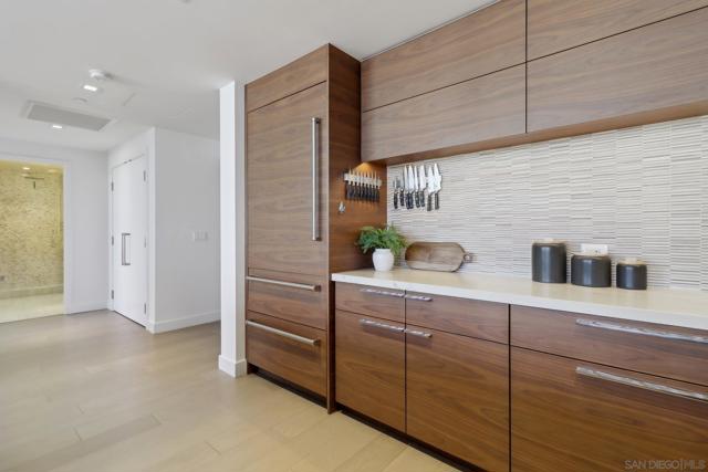888 W E St, San Diego CA: https://media.crmls.org/mediaz/482ffee2-fd8e-485f-b882-3faf2fd3165e.jpg