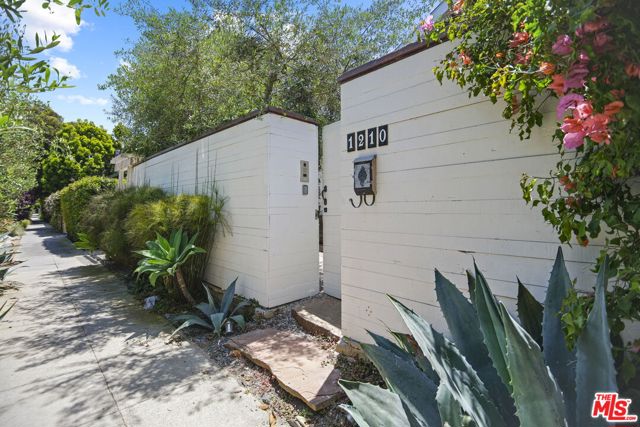 1210 Cabrillo Avenue, Venice CA: https://media.crmls.org/mediaz/4830d4b4-b0d4-41a2-a752-ffc945cbc923.jpg