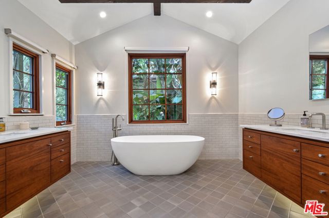 4277 Beck Avenue, Studio City CA: https://media.crmls.org/mediaz/48316da1-a830-4203-8d15-cd1ec4559f87.jpg