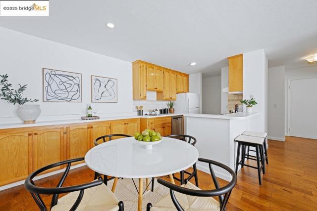 250 Whitmore St, Oakland CA: https://media.crmls.org/mediaz/4831e84b-7e0b-466b-b8b9-ad744abf88d7.jpg