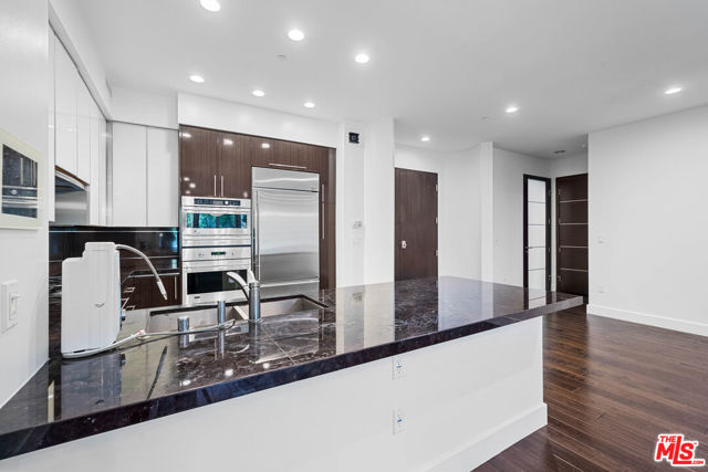 1318 Roxbury Drive, Los Angeles CA: https://media.crmls.org/mediaz/48324c1f-de87-4d38-8cc0-0a88cd8c49b4.jpg