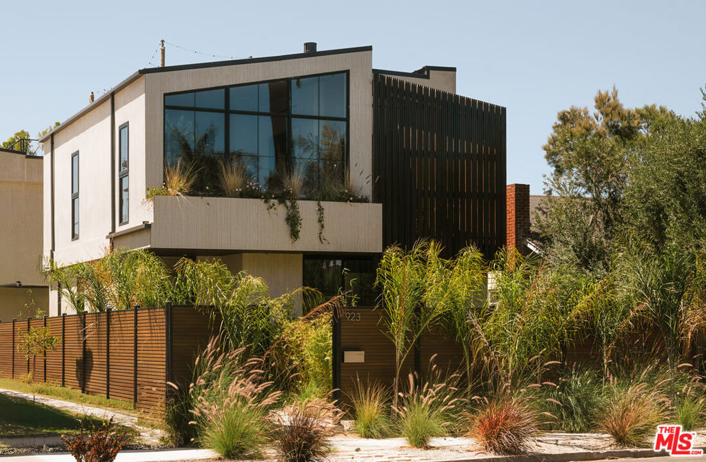 923 Milwood Avenue — Contemporary