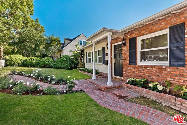 4219 Saugus Avenue, Sherman Oaks CA: https://media.crmls.org/mediaz/483285e5-aaa5-4b29-aeeb-73b98336992d.jpg