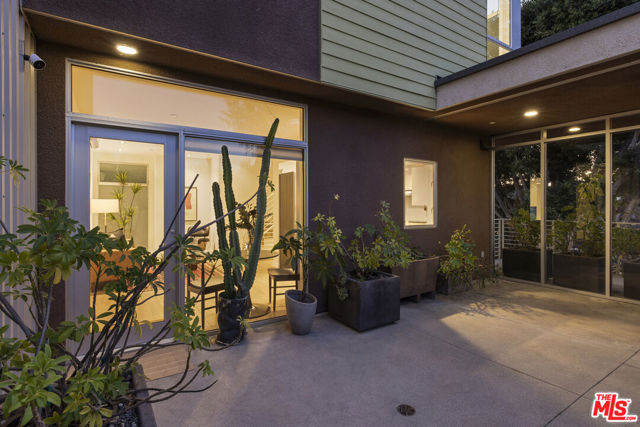 944 North Stanley Avenue, 1 photo 5