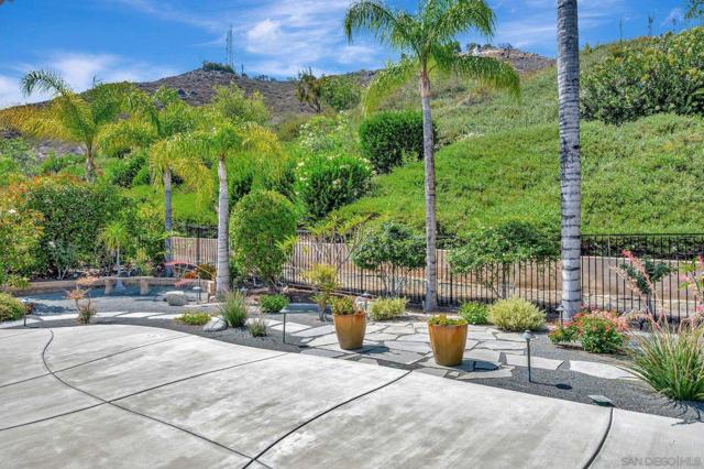 23860 Hollingsworth Dr, Murrieta CA: https://media.crmls.org/mediaz/4833879a-45b6-4680-96ed-352731ddc0e4.jpg