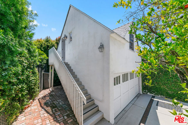10736 Le Conte Avenue, Los Angeles CA: https://media.crmls.org/mediaz/48339500-2d68-4659-8efd-3f7ebf2ec41b.jpg