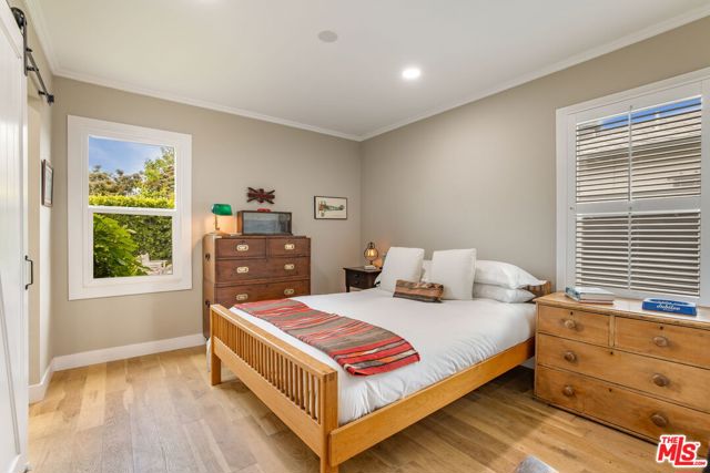 11521 Segrell Way, Culver City CA: https://media.crmls.org/mediaz/48342fd1-88e2-40ae-8872-bd05d5a45fb6.jpg