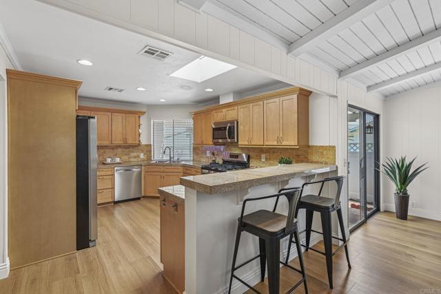 Detail Gallery Image 7 of 58 For 631 via Costa Rica, Vista,  CA 92081 - 2 Beds | 2 Baths