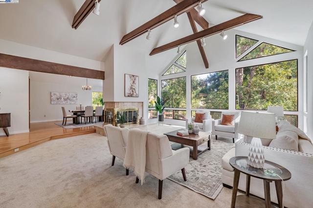 2394 Ironwood Pl, Alamo CA: https://media.crmls.org/mediaz/4836a0fa-d98e-47cc-b3d4-b2f9e48a506a.jpg