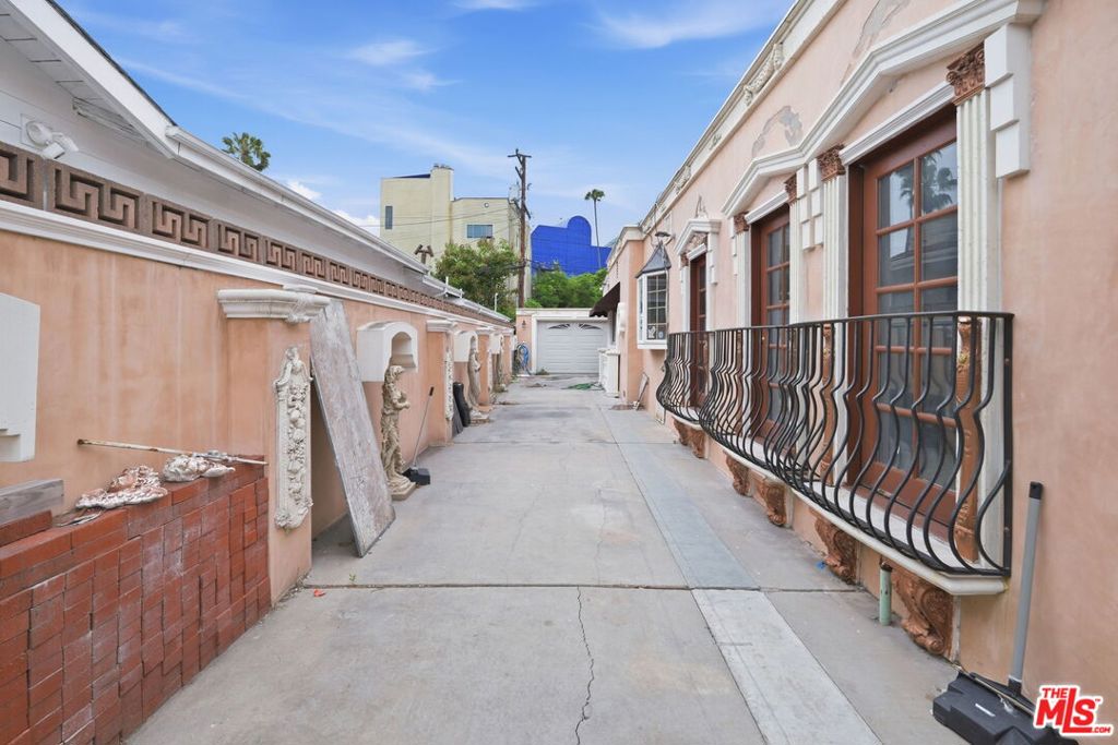 https://media.crmls.org/mediaz/4837038e-d3cc-4bdf-9d49-8288f52d7f90.jpg?preset=X-Large