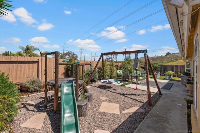 3410 Tonopah St, Oceanside CA: https://media.crmls.org/mediaz/48378cab-18b4-4b32-bb83-fb717245ccd1.jpg