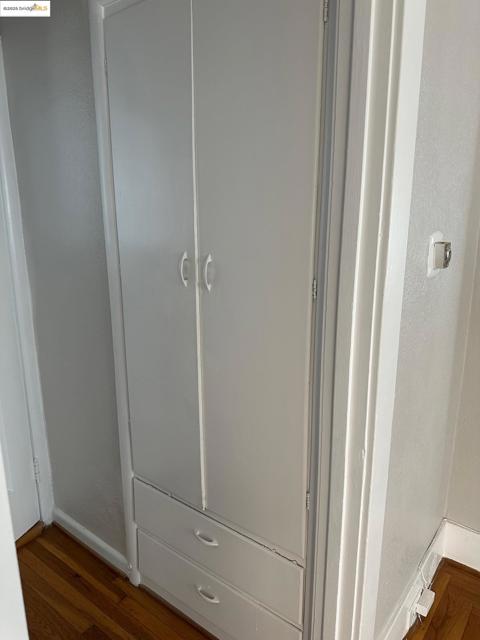 1937 87th Avenue, Oakland CA: https://media.crmls.org/mediaz/48384615-9e2f-4324-9254-eb1a98b44609.jpg