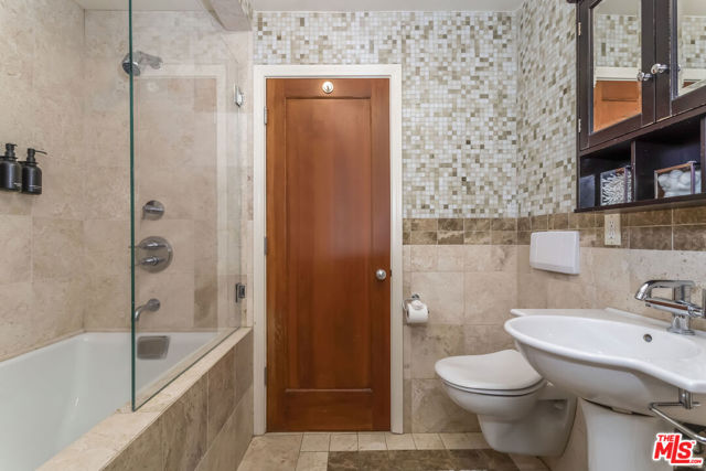 8783 Lookout Mountain Avenue, Los Angeles CA: https://media.crmls.org/mediaz/4838e351-fc2e-4cc5-a835-406d9e6ef57c.jpg