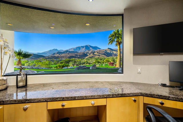 79525 Tom Fazio N Lane, La Quinta CA: https://media.crmls.org/mediaz/48392066-17c7-41af-bf7b-40178bbf1af3.jpg
