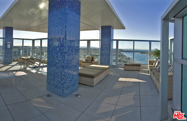 13700 Marina Pointe Drive, Marina del Rey CA: https://media.crmls.org/mediaz/483a0bca-615e-45ab-8ee9-a519b68fe99f.jpg