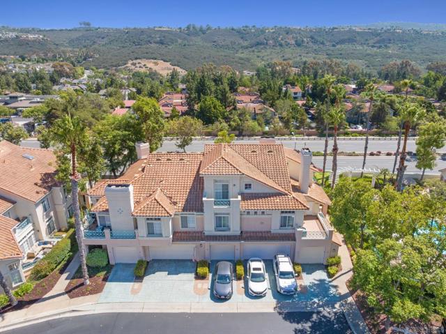 12662 Springbrook Dr, San Diego CA: https://media.crmls.org/mediaz/483ab8ac-d3cd-4e1a-8b2e-822e995fa484.jpg