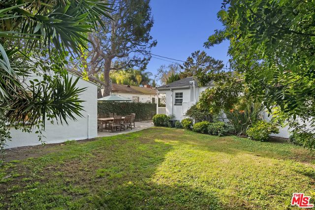 3032 Oakhurst Avenue, Los Angeles CA: https://media.crmls.org/mediaz/483d2b27-b00f-4d64-b997-788c3cae10e0.jpg