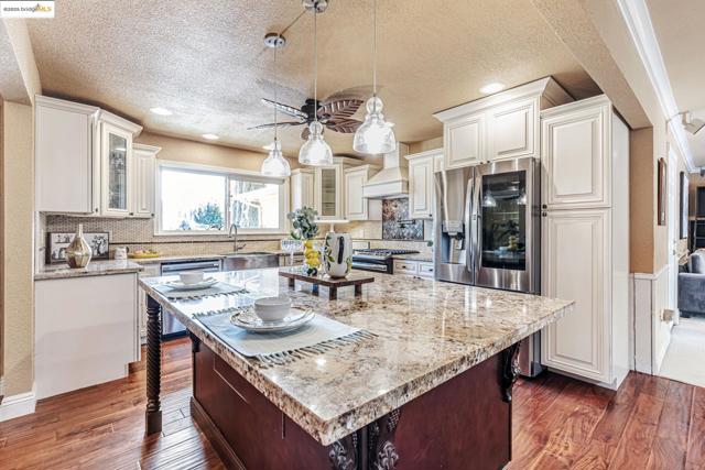 212 Matsqui Rd, Antioch CA: https://media.crmls.org/mediaz/483d695d-8891-45d3-b628-bcea0bc7a501.jpg