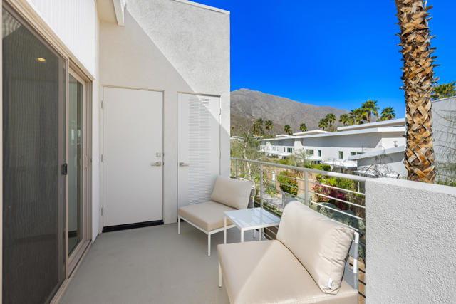 970 Oceo S Circle, Palm Springs CA: https://media.crmls.org/mediaz/483d9c98-da43-4998-a6ec-8f09f6a88dcb.jpg