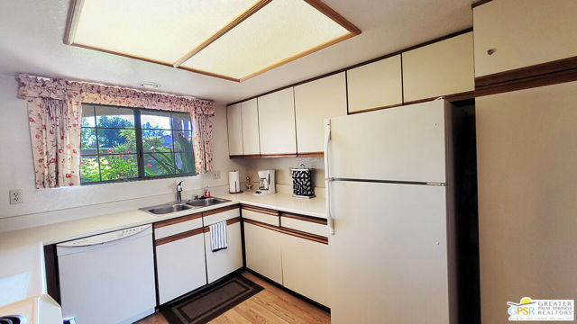 2700 E Mesquite Avenue, Palm Springs CA: https://media.crmls.org/mediaz/483e3a89-9441-4cd2-94bc-261634b11f47.jpg