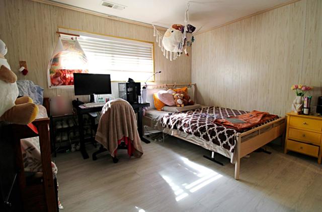 657 2nd Avenue, Redwood City CA: https://media.crmls.org/mediaz/483f4ccc-8ed1-4115-9fe6-0573f7e4a224.jpg