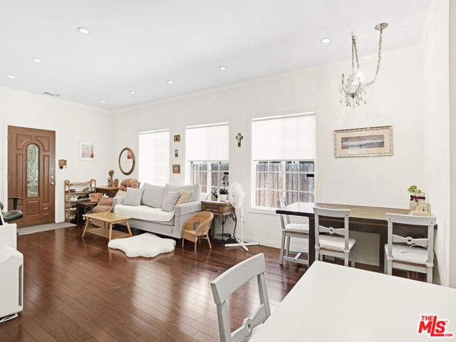 3148 W 11th Street, Los Angeles CA: https://media.crmls.org/mediaz/483fe803-5f2f-4b6f-87cc-8dbb75a6271a.jpg