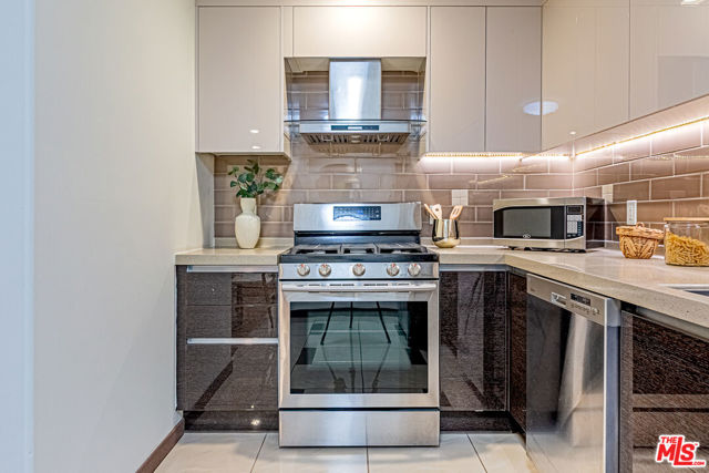 903 S New Hampshire Avenue, Los Angeles CA: https://media.crmls.org/mediaz/4840c4ee-2972-4bcb-a18d-ac7e6c93bd0b.jpg